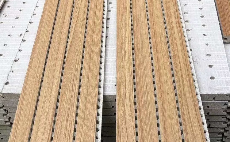 大報告廳把吸音板裝墻上做吸音處理